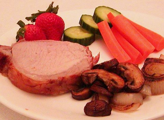 Печено месо, печени и сурови зеленчуци, печени гъби – почти като в пещерата след лов  Снимка: Wikimedia, CC