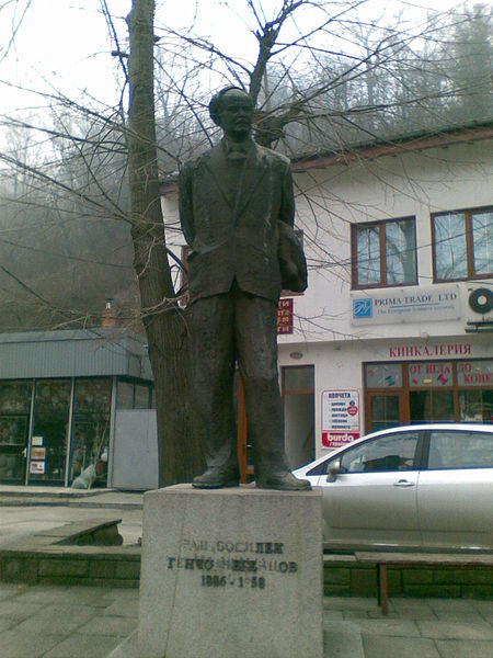 паметник на писателя в родното му Габрово