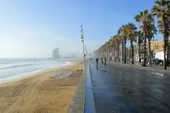 Крайбрежната алея и плажът на Барселонета