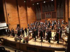 Оркестър на сцената на зала „България“ в София