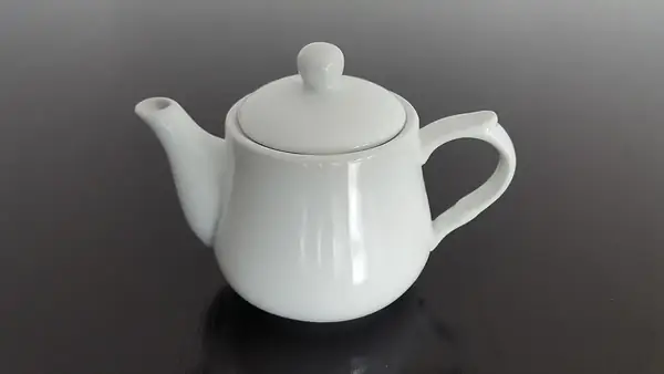 Чайник и чаша чай