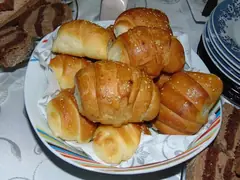 Домашни кифлички в чиния