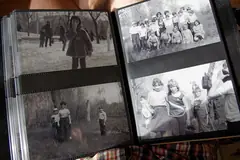 Отворен албум с джобове за снимки и стари черно-бели фотографии