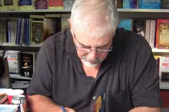 Хорхе Букай раздава автографи на свои книги