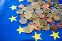 Евромонети върху флага на Европейския съюз