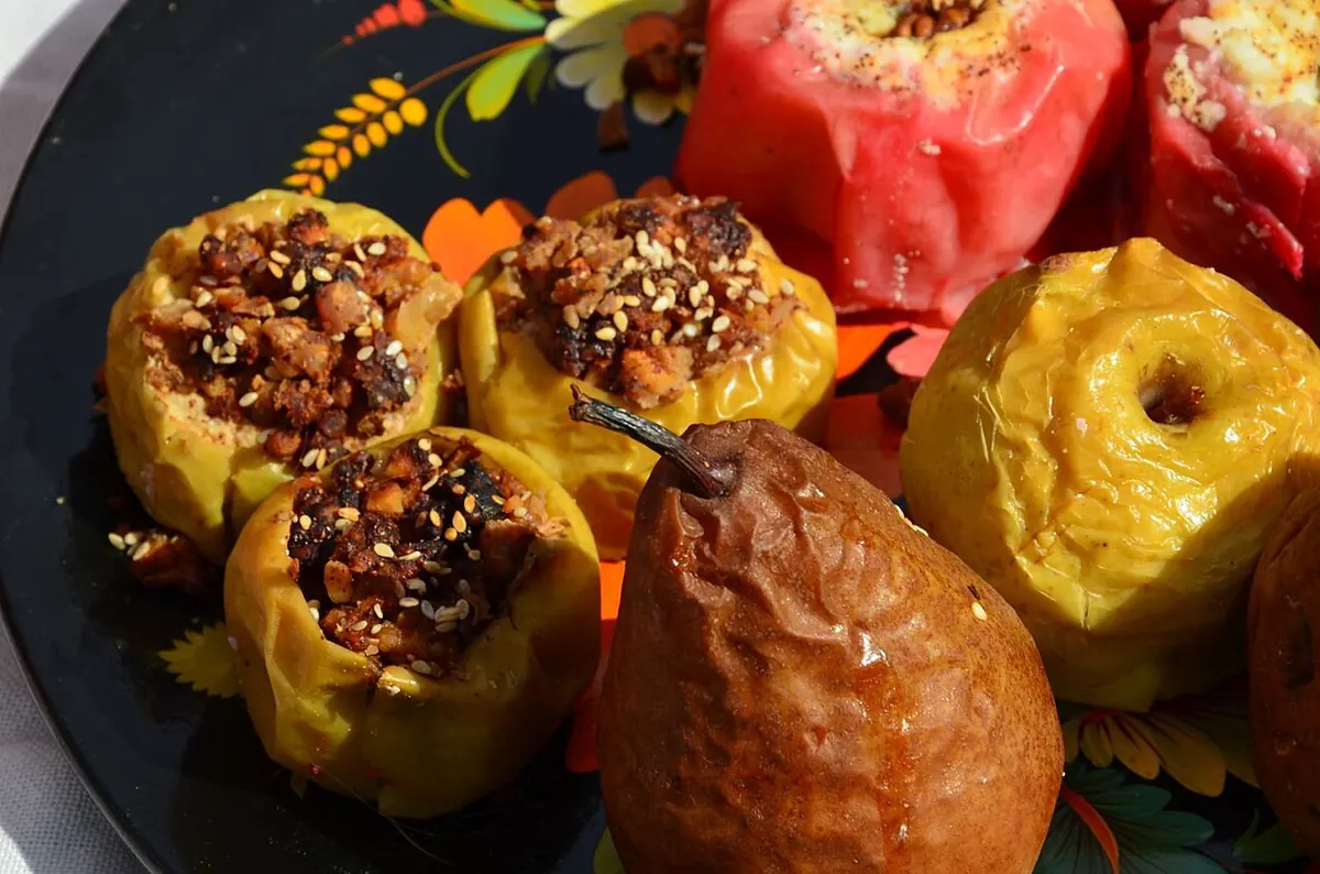 Печени круши и ябълки, пълнени с ядки