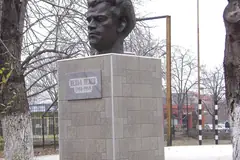 Паметник-бюст на поета Пеньо Пенев