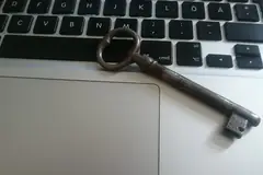 Стар ключ върху клавиатура на лаптоп