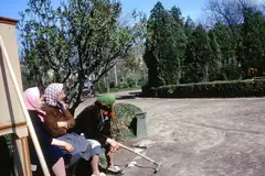 Възрастни жени си почиват на пейка