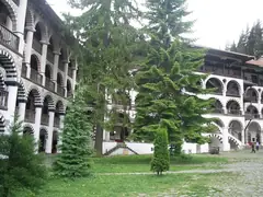 Вътрешният двор на Рилския манастир с аркади и смърчове
