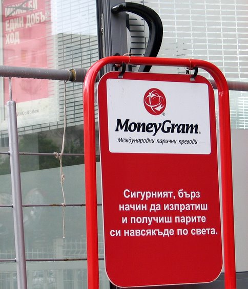 Модерният начин е експресен превод с MoneyGram или Western Union  Снимка: Ирина Бачева