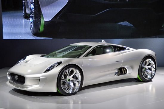 Jaguar C-X75 развива малко над 300 км в час, но все още не е известно какво е ускорението му от 0 до 100 км/ч