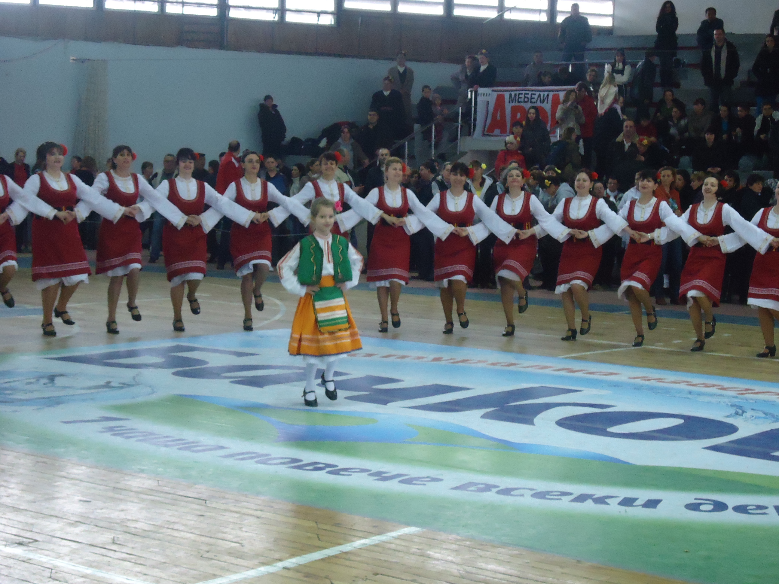 7-годишната Гергана, солистка на ансамбъл Калушари